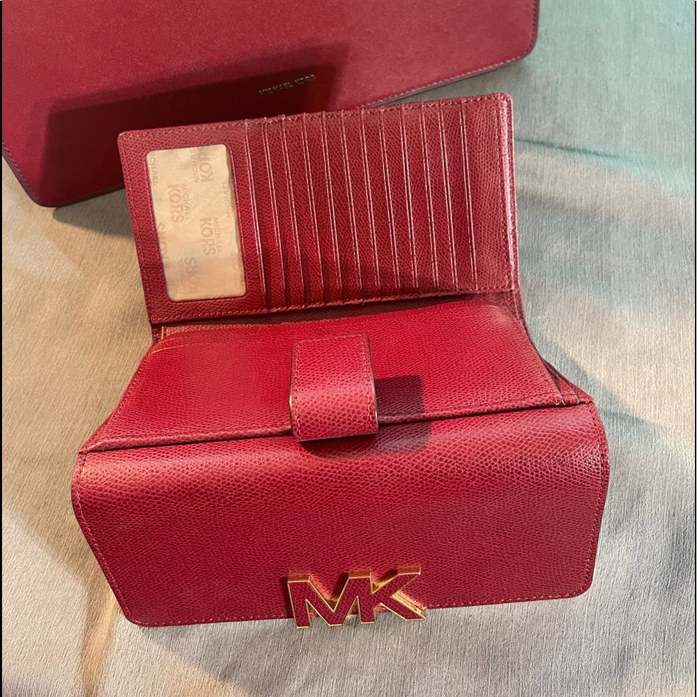 Michael Kors burgundy beautiful bag with matching wallet. Cute design with gold. - Picture 3 of 11